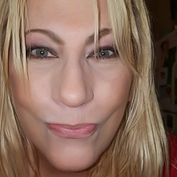 Meet your Posher, Carrie - Picture 1 of 8